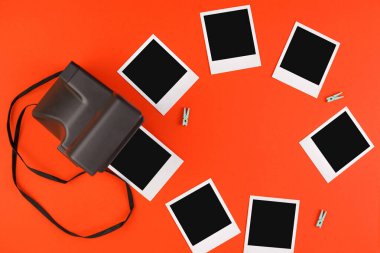 Kırmızı arkaplanda anlık fotoğraf çerçeveleri ve kamera. Anıların korunması kavramı. Düz yatıyordu.