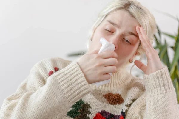 La chica del suéter está enferma. Resfriados y gripe. El paciente contrajo un resfriado, sintiéndose enfermo y secreción nasal. Una chica malsana con dolor de garganta. Primer plano . —  Fotos de Stock