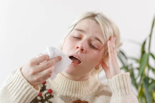 Das Mädchen im Pullover ist krank. Erkältungen und Grippe. der Patient erkältete sich, fühlte sich krank und hatte eine laufende Nase. ungesundes Mädchen mit Halsschmerzen. Nahaufnahme. — Stockfoto