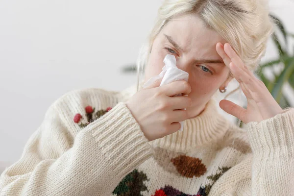 Het meisje in de trui is ziek. verkoudheid en griep. De patiënt kreeg een verkoudheid, voelde zich ziek en loopneus. Ongezond meisje met een zere keel. Close-up. — Stockfoto