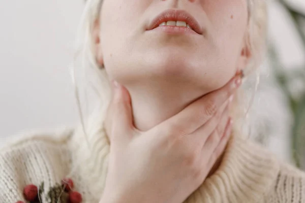 La ragazza col maglione e 'malata. Raffreddore e influenza. Il paziente ha preso il raffreddore, sentendosi male. Ragazza malsana con mal di gola . — Foto Stock