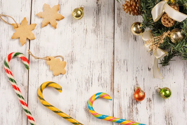 Christmas caramel canes and cookies on an aged white wooden background. Happy new year background, composition of christmas decorations. Holiday concept. — Stock Photo, Image