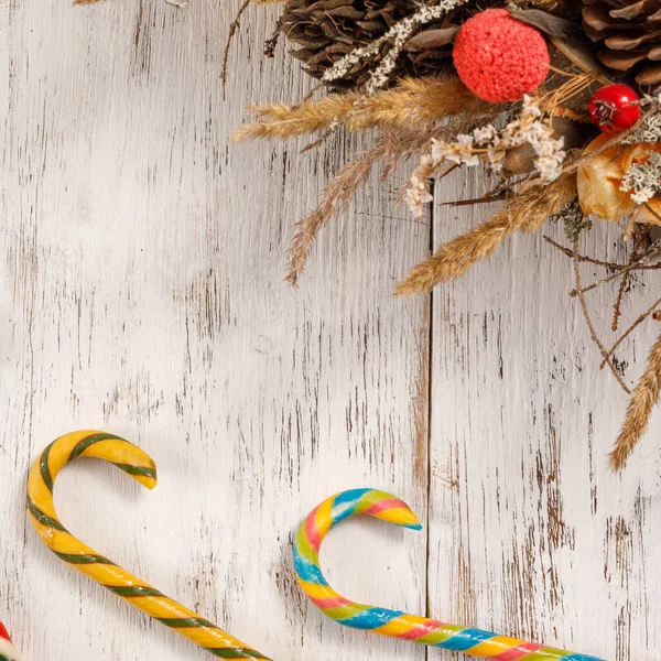 Weihnachtskaramellstangen und -plätzchen auf weißem Holzgrund. frohes neues Jahr Hintergrund, Zusammensetzung der Weihnachtsdekoration. Urlaubskonzept. Quadrat. — Stockfoto