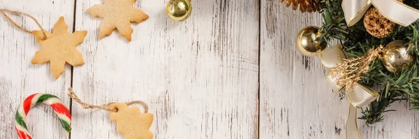 Weihnachtskaramellstangen und -plätzchen auf weißem Holzgrund. frohes neues Jahr Hintergrund, Zusammensetzung der Weihnachtsdekoration. Urlaubskonzept. Banner. — Stockfoto