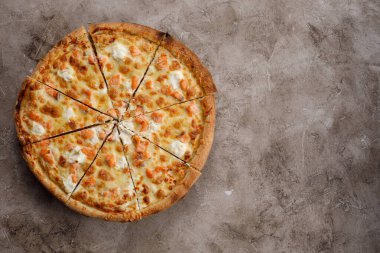 Somon ve peynirle dilimlenmiş pizza. Yakın plan. Lezzetli yemek kavramı. Yukarıdan görüntüle.