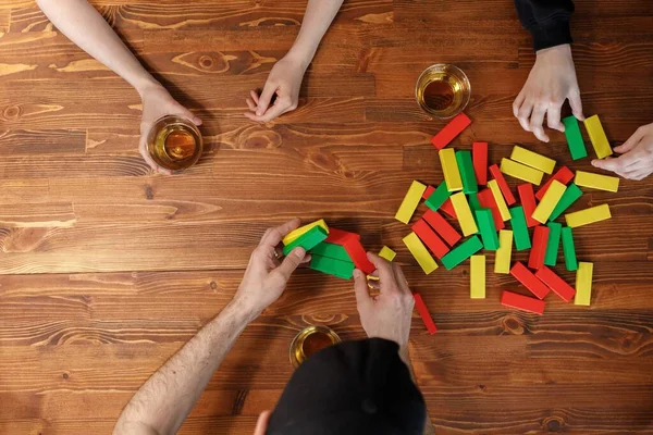Eine Gruppe Junger Leute Spielt Ein Falltürmchen Brettspiel Freundschafts Und — Stockfoto
