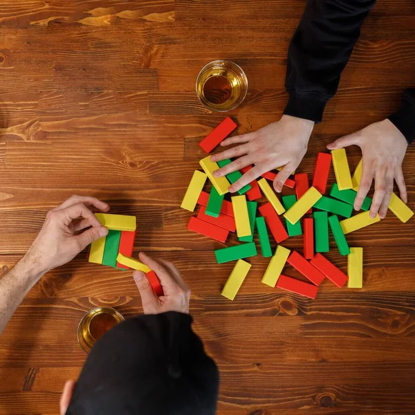 Eine Gruppe Junger Leute Spielt Ein Falltürmchen Brettspiel Freundschafts Und — Stockfoto