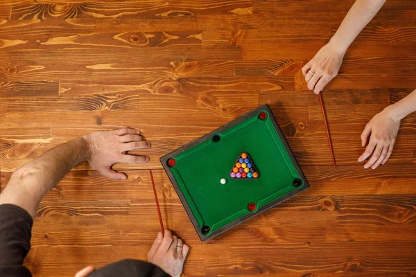 Junge Leute Spielen Tischbillard Freundschafts Und Spaßkonzept Unter Freunden Und — Stockfoto
