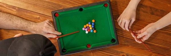 Young People Play Table Billiards Friendship Fun Concept Friends Good — Stock Photo, Image
