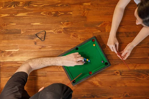 Junge Leute Spielen Tischbillard Freundschafts Und Spaßkonzept Unter Freunden Und — Stockfoto