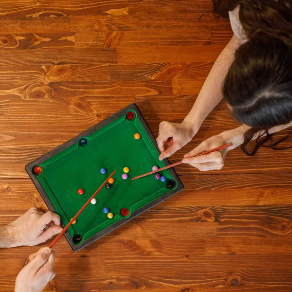 Junge Leute Spielen Tischbillard Freundschafts Und Spaßkonzept Unter Freunden Und — Stockfoto