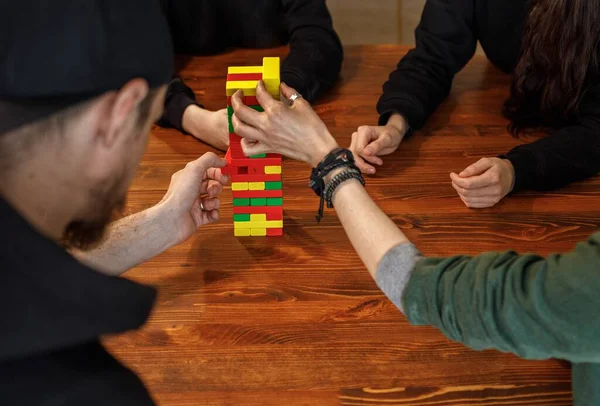 Eine Gruppe Junger Leute Spielt Ein Falltürmchen Brettspiel Freundschafts Und — Stockfoto