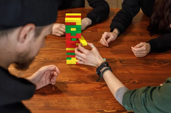 Eine Gruppe Junger Leute Spielt Ein Falltürmchen Brettspiel Freundschafts Und — Stockfoto