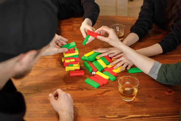 Eine Gruppe Junger Leute Spielt Ein Falltürmchen Brettspiel Freundschafts Und — Stockfoto