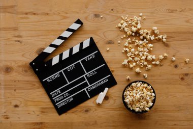 Film yapma konsepti. Film alkışlama tahtası. Sinema film alkışlarıyla başlar. Üst Manzara. Uzayı kopyala Metnin için yer.