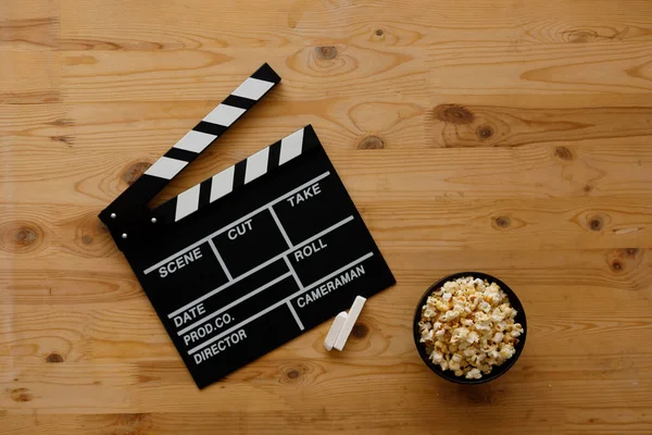 Film yapma konsepti. Film alkışlama tahtası. Sinema film alkışlarıyla başlar. Üst Manzara. Uzayı kopyala Metnin için yer.