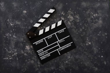 Film yapma konsepti. Film alkışlama tahtası. Sinema film alkışlarıyla başlar. Üst Manzara. Uzayı kopyala Metnin için yer.