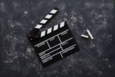 Film yapma konsepti. Film alkışlama tahtası. Sinema film alkışlarıyla başlar. Üst Manzara. Uzayı kopyala Metnin için yer.