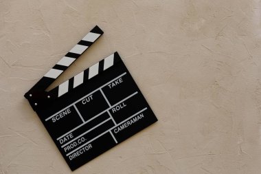 Film yapma konsepti. Film alkışlama tahtası. Sinema film alkışlarıyla başlar. Üst Manzara. Uzayı kopyala Metnin için yer.