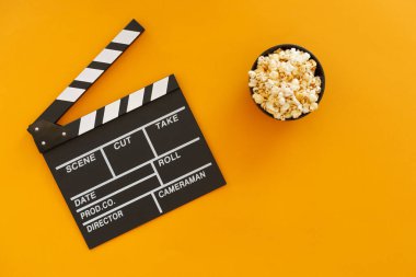 Film yapma konsepti. Film alkışlama tahtası. Sinema film alkışlarıyla başlar. Üst Manzara. Uzayı kopyala Metnin için yer.