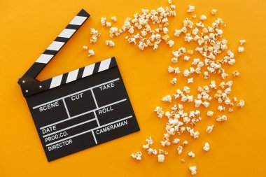 Film yapma konsepti. Film alkışlama tahtası. Sinema film alkışlarıyla başlar. Üst Manzara. Uzayı kopyala Metnin için yer.