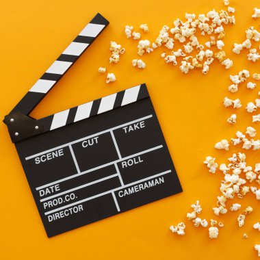 Film yapma konsepti. Film alkışlama tahtası. Sinema film alkışlarıyla başlar. Üst Manzara. Uzayı kopyala Metnin için yer.