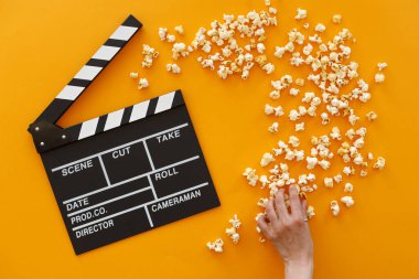 Film yapma konsepti. Film alkışlama tahtası. Sinema film alkışlarıyla başlar. Üst Manzara. Uzayı kopyala Metnin için yer.