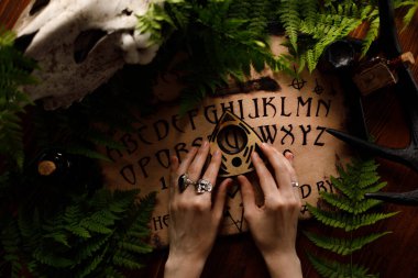 Ouija ve mumlarla mistik ritüeller. Şeytan 'ın yönetim kurulu konsepti, kara büyü ya da falcılık ayini. Gizli ve gizemli sembollerle. Mistik ritüeller ve okült bilimler.
