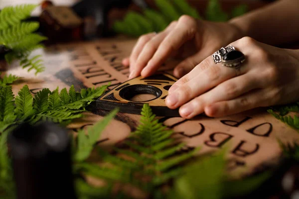 Mystisk Ritual Med Ouija Och Ljus Djävulens Bräde Koncept Svart — Stockfoto