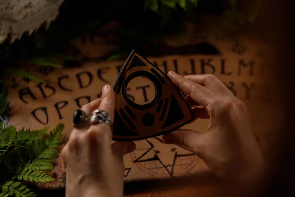 Mystisk Ritual Med Ouija Och Ljus Djävulens Bräde Koncept Svart — Stockfoto