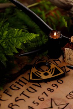 Ouija ve mumlarla mistik ritüeller. Şeytan 'ın yönetim kurulu konsepti, kara büyü ya da falcılık ayini. Gizli ve gizemli sembollerle. Mistik ritüeller ve okült bilimler.