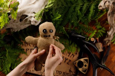 Ouija ve mumlarla mistik ritüeller. Şeytan 'ın yönetim kurulu konsepti, kara büyü ya da falcılık ayini. Gizli ve gizemli sembollerle. Mistik ritüeller ve okült bilimler.