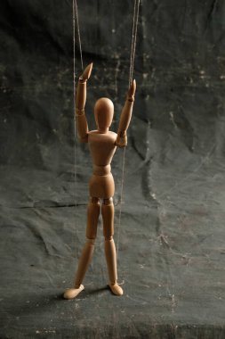 Kuklacının elindeki kukla izole ve arka planda yürüyor. Bir doku arkaplanındaki nesne.