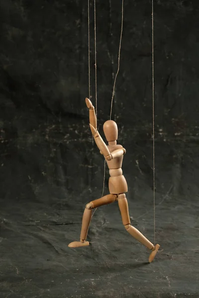 Marionetka Rękach Lalkarza Chodzi Odizolowanym Tle Obiekt Tle Tekstury — Zdjęcie stockowe