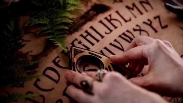 Mystiek Ritueel Met Ouija Duivelsbordconcept Zwarte Magie Waarzeggerij Met Occulte — Stockvideo