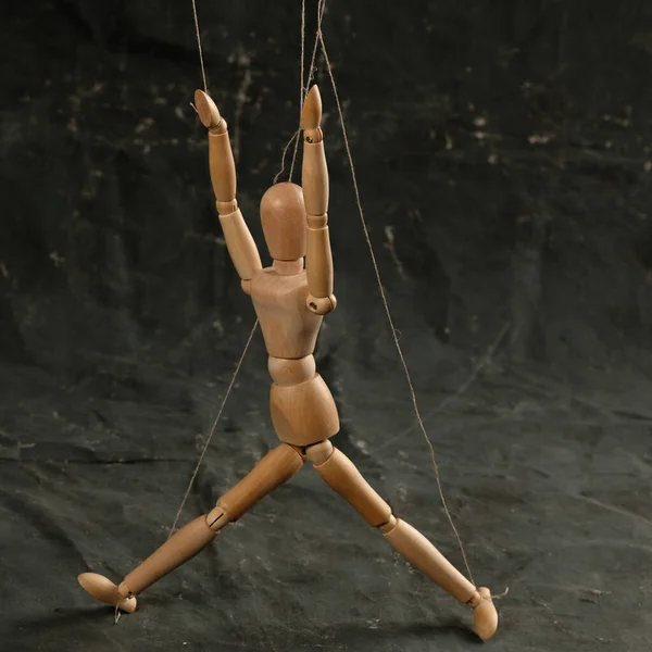 Marionetka Rękach Lalkarza Chodzi Odizolowanym Tle Obiekt Tle Tekstury — Zdjęcie stockowe