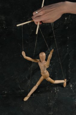 Kuklacının elindeki kukla izole ve arka planda yürüyor. Bir doku arkaplanındaki nesne.