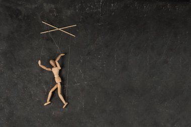 Kuklacının elindeki kukla izole ve arka planda yürüyor. Bir doku arkaplanındaki nesne.