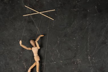 Kuklacının elindeki kukla izole ve arka planda yürüyor. Bir doku arkaplanındaki nesne.