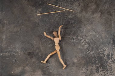 Kuklacının elindeki kukla izole ve arka planda yürüyor. Bir doku arkaplanındaki nesne.