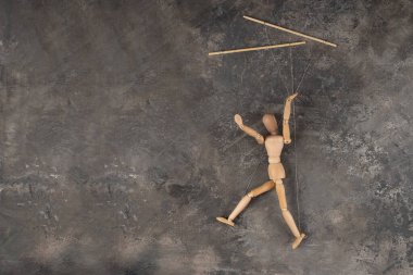 Kuklacının elindeki kukla izole ve arka planda yürüyor. Bir doku arkaplanındaki nesne.