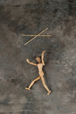 Kuklacının elindeki kukla izole ve arka planda yürüyor. Bir doku arkaplanındaki nesne.