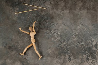 Kuklacının elindeki kukla izole ve arka planda yürüyor. Bir doku arkaplanındaki nesne.