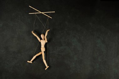 Kuklacının elindeki kukla izole ve arka planda yürüyor. Bir doku arkaplanındaki nesne.