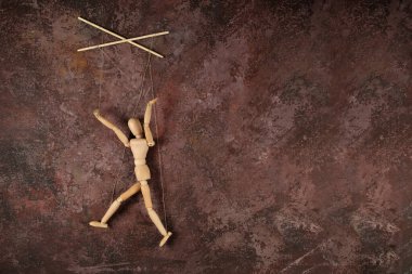 Kuklacının elindeki kukla izole ve arka planda yürüyor. Bir doku arkaplanındaki nesne.