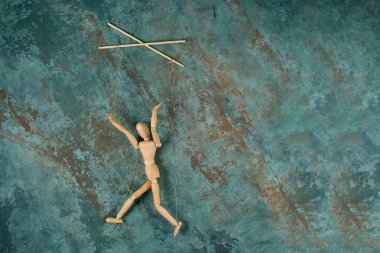 Kuklacının elindeki kukla izole ve arka planda yürüyor. Bir doku arkaplanındaki nesne.