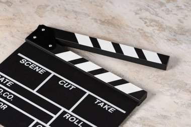 Patlamış mısırlı el çırpma tahtası. Film konsepti. Yapısal bir arka planda el çırpma tahtası. Yakın plan..