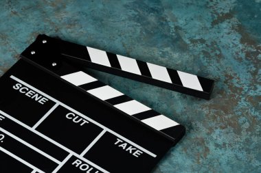 Patlamış mısırlı el çırpma tahtası. Film konsepti. Yapısal bir arka planda el çırpma tahtası. Yakın plan..