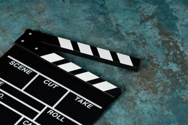 Patlamış mısırlı el çırpma tahtası. Film konsepti. Yapısal bir arka planda el çırpma tahtası. Yakın plan..