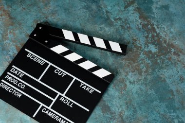 Patlamış mısırlı el çırpma tahtası. Film konsepti. Yapısal bir arka planda el çırpma tahtası. Yakın plan..